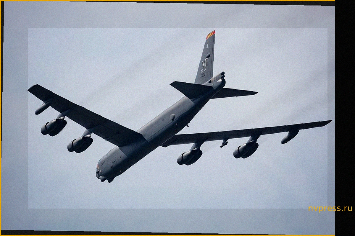 Восемь человек погибли при крушении бомбардировщика B-52 в Калифорнии